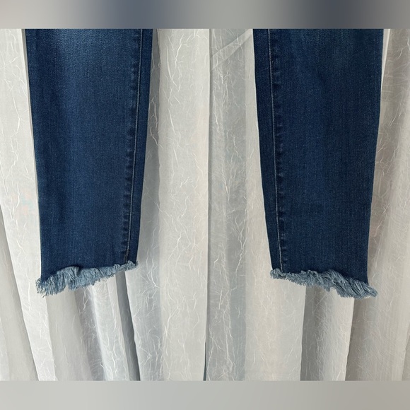 Lucky Brand Skinny Jeans. Frayed Bottoms. Good condition. Size 6. - Picture 5 of 5